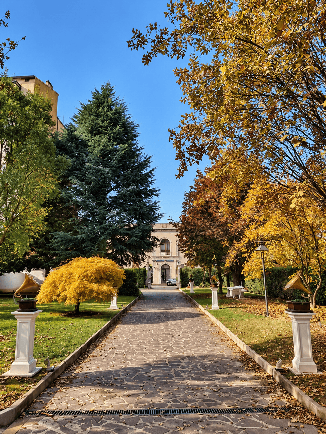 Il viale alberato nel giardino della villa