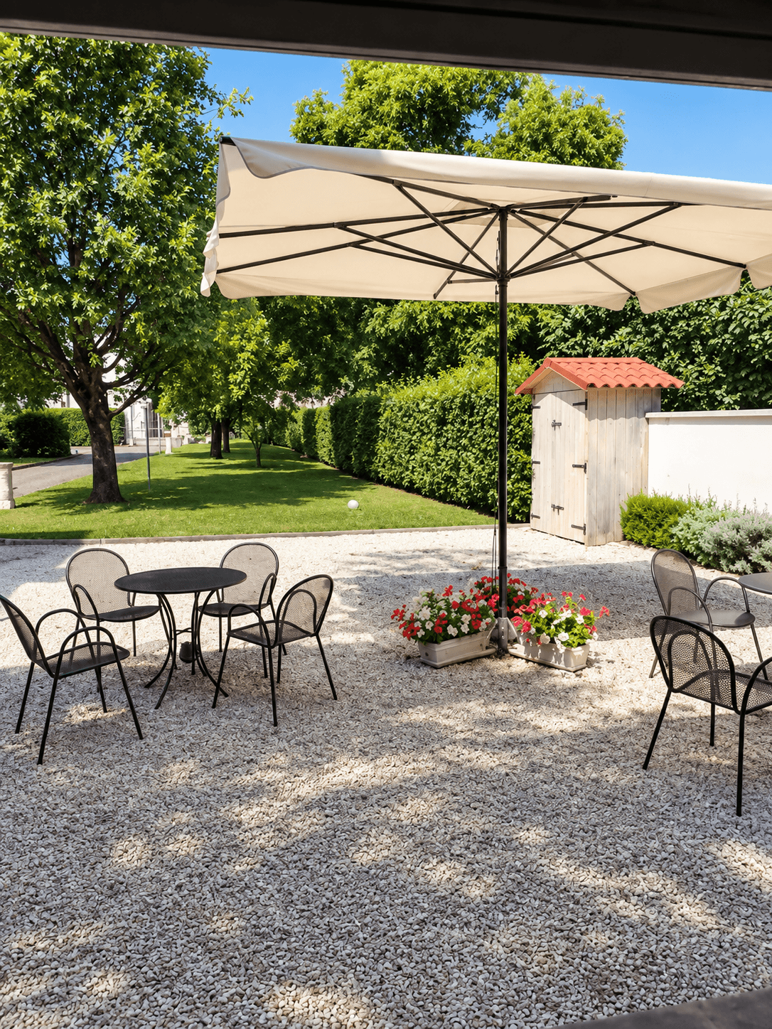 Tavolini all’aperto nel giardino