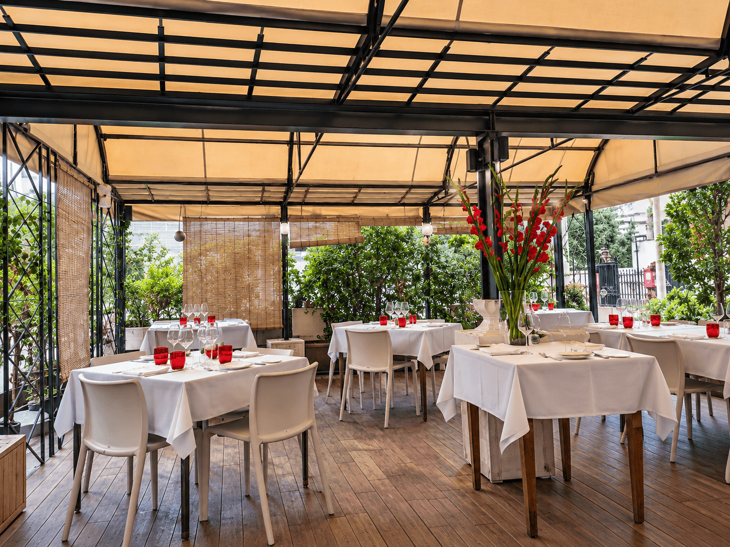 La terrazza del ristorante apparecchiata