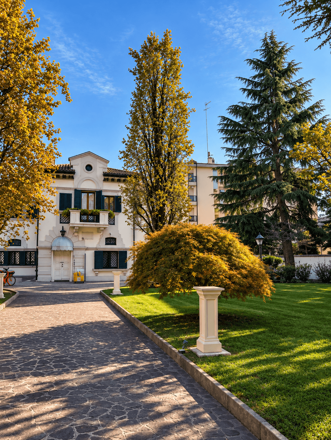 Il viale e la facciata di Relais Toti B&B