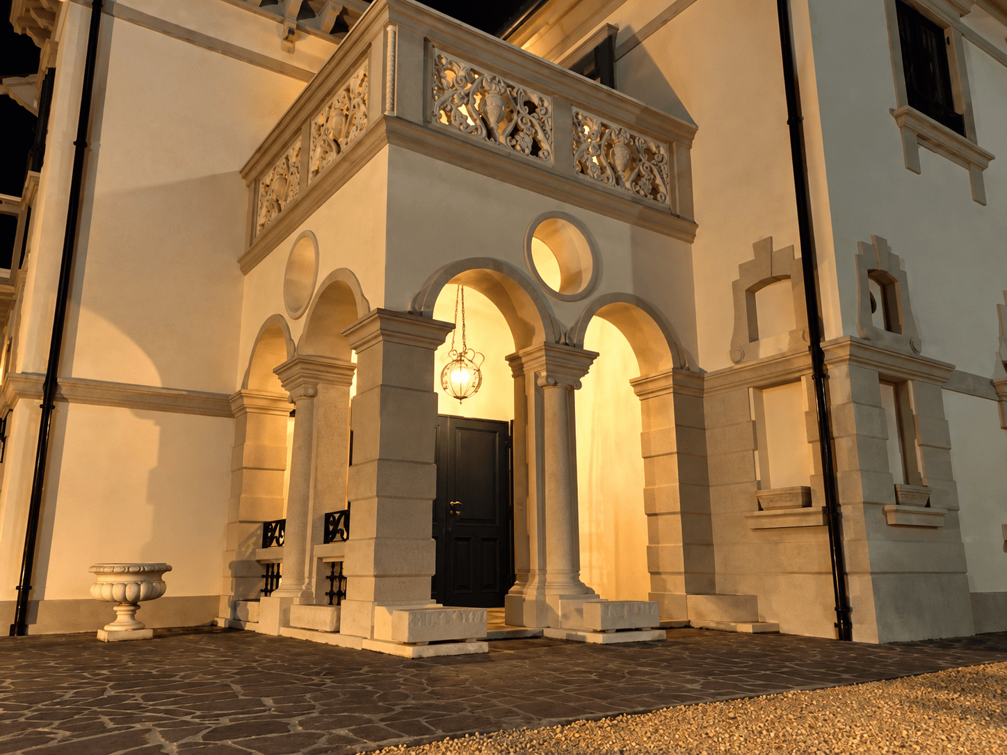 L’ingresso illuminato della villa di sera