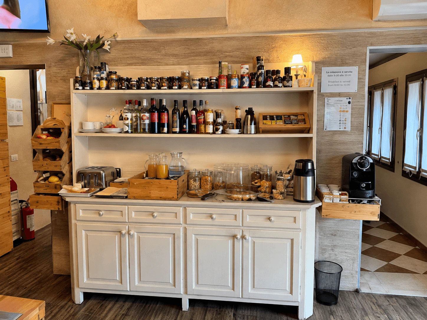 Buffet della colazione con prodotti freschi e bevande