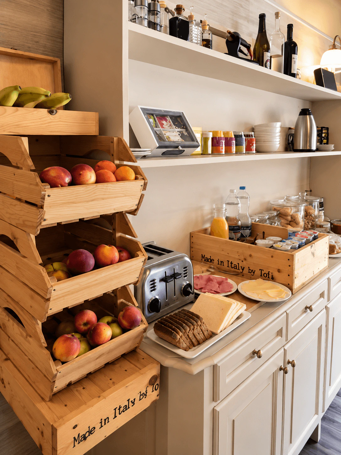 Frutta fresca, salumi e formaggi sul buffet