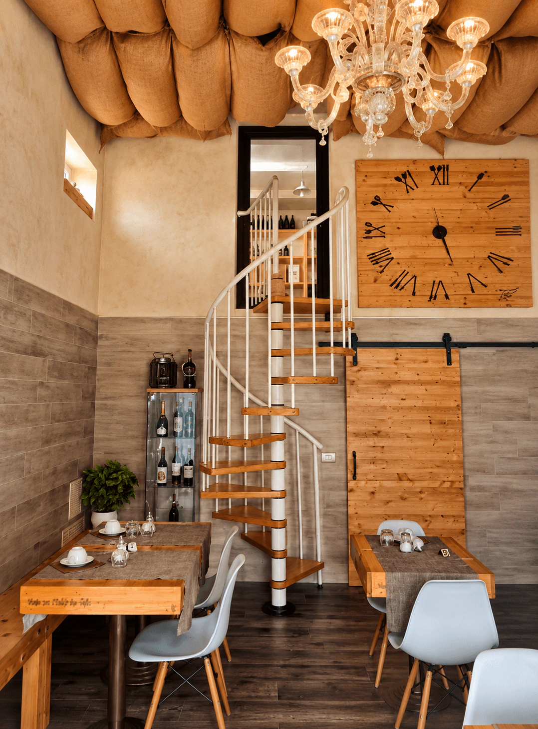 Dettagli della sala colazione con scala e lampadario