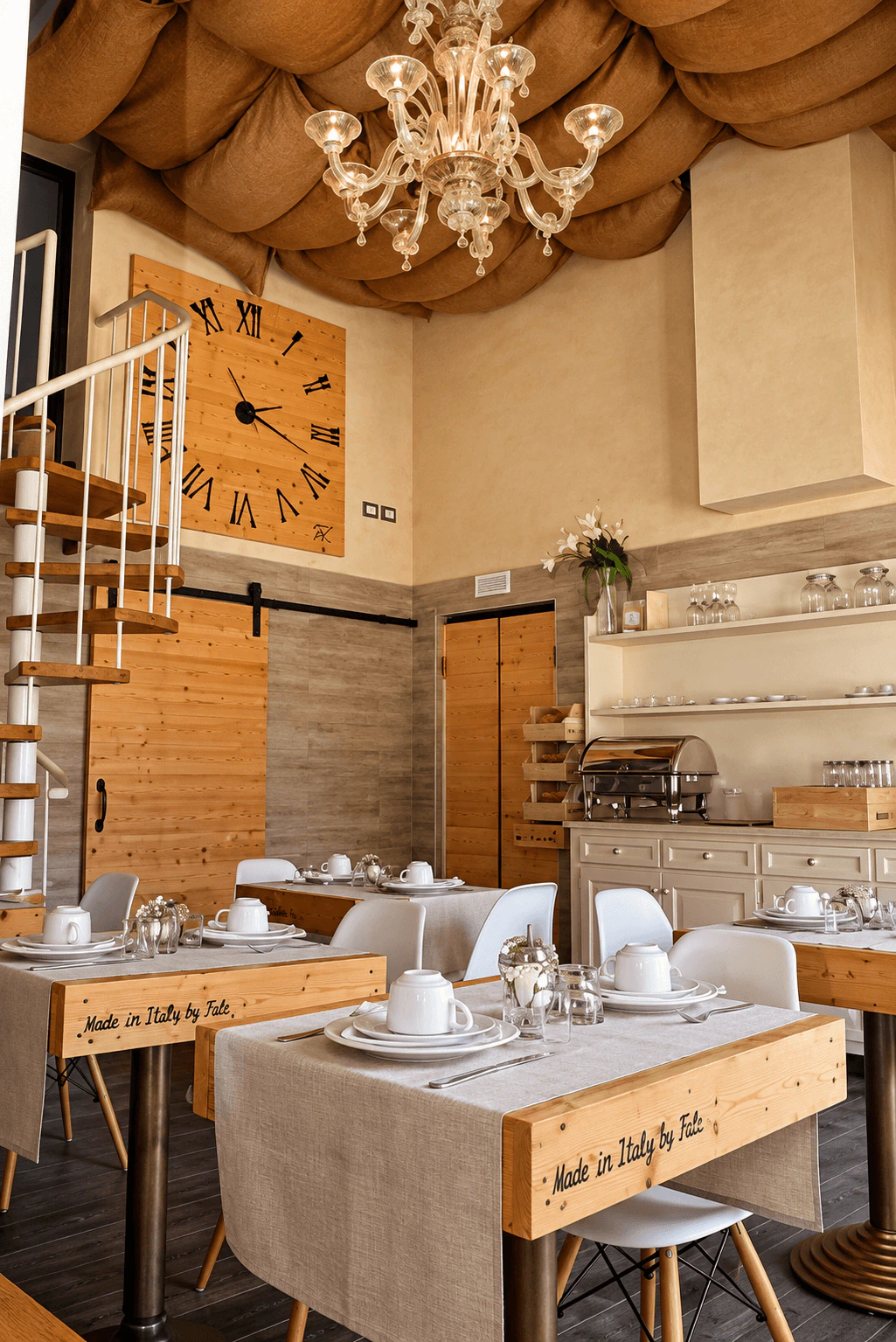 Sala colazione con tavoli apparecchiati